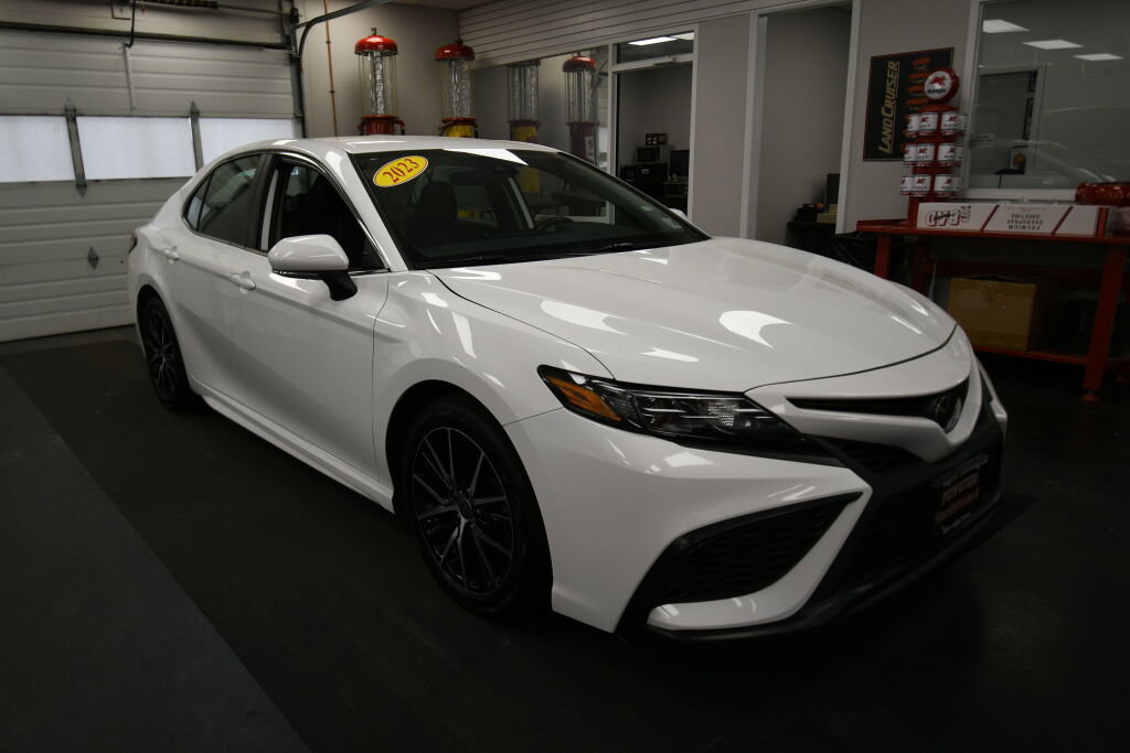 Used 2023 Toyota Camry SE AWD/4WD image 2