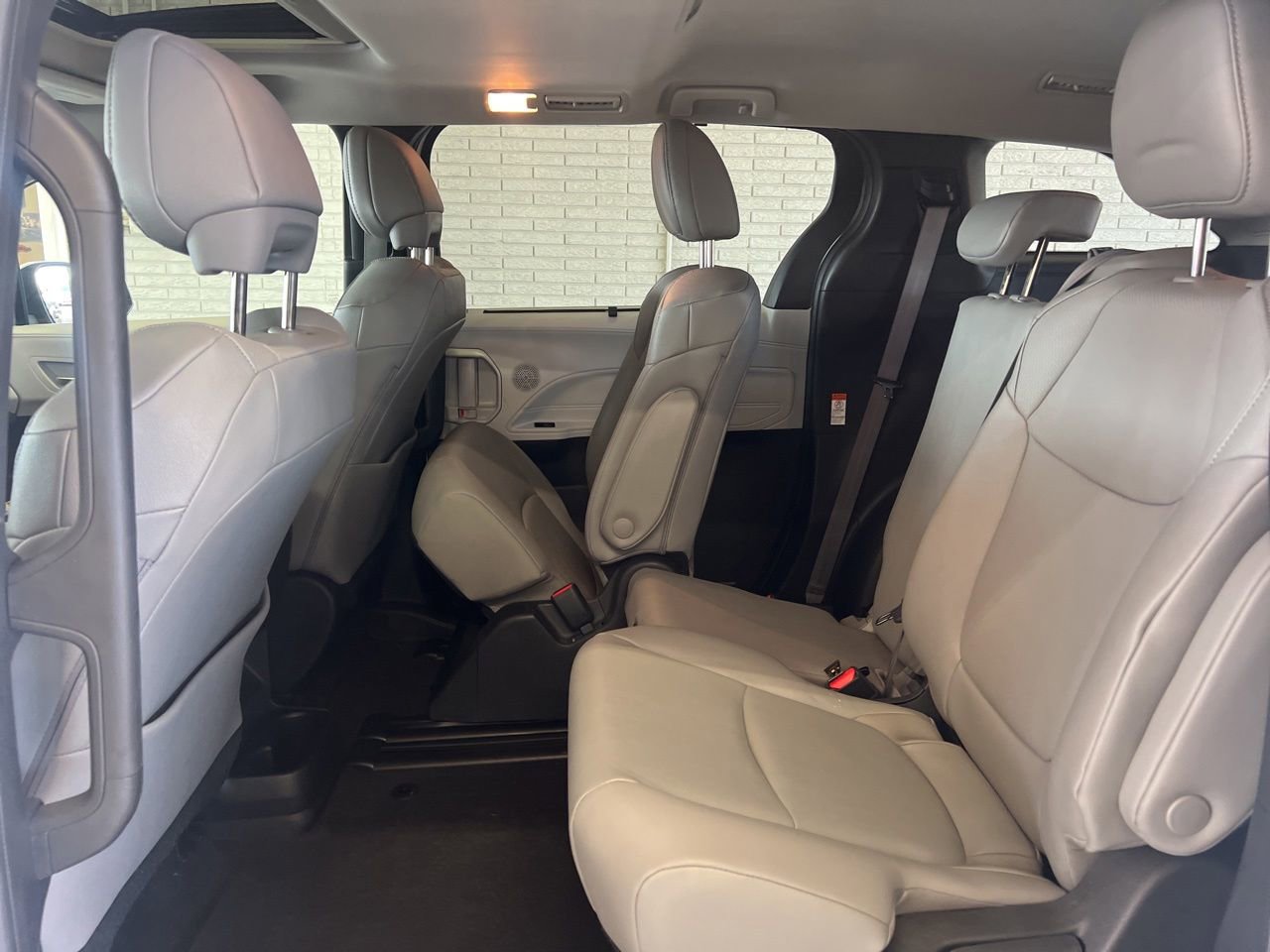 Used 2025 Toyota Sienna XLE w/ XLE Plus Package FWD image 12