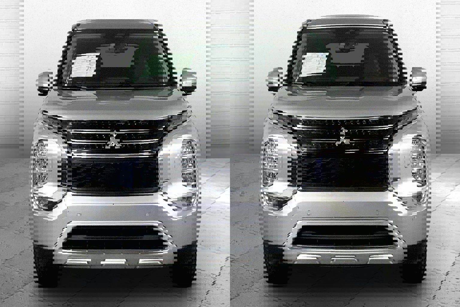 Used 2024 Mitsubishi Outlander SE image 2