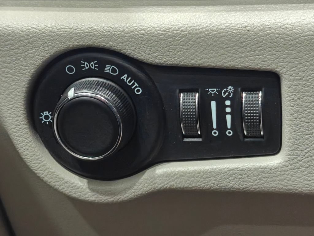 Used 2023 Chrysler Voyager LX FWD image 45