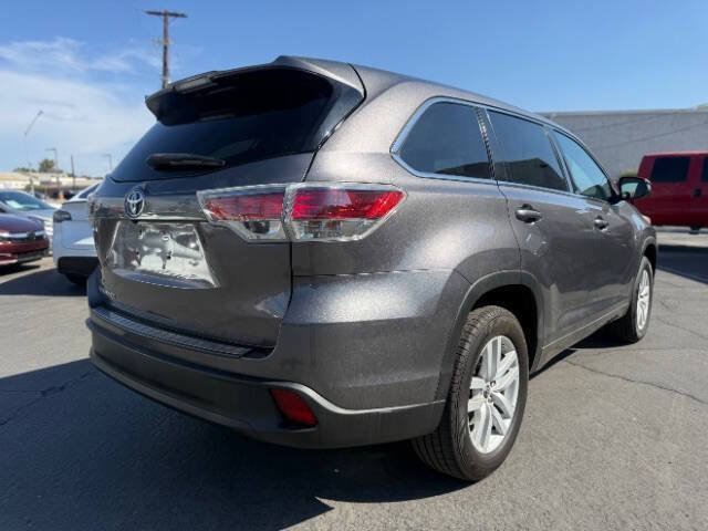 Used 2016 Toyota Highlander LE FWD image 3