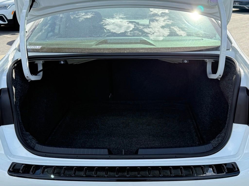 Used 2025 Volkswagen Jetta SE image 8