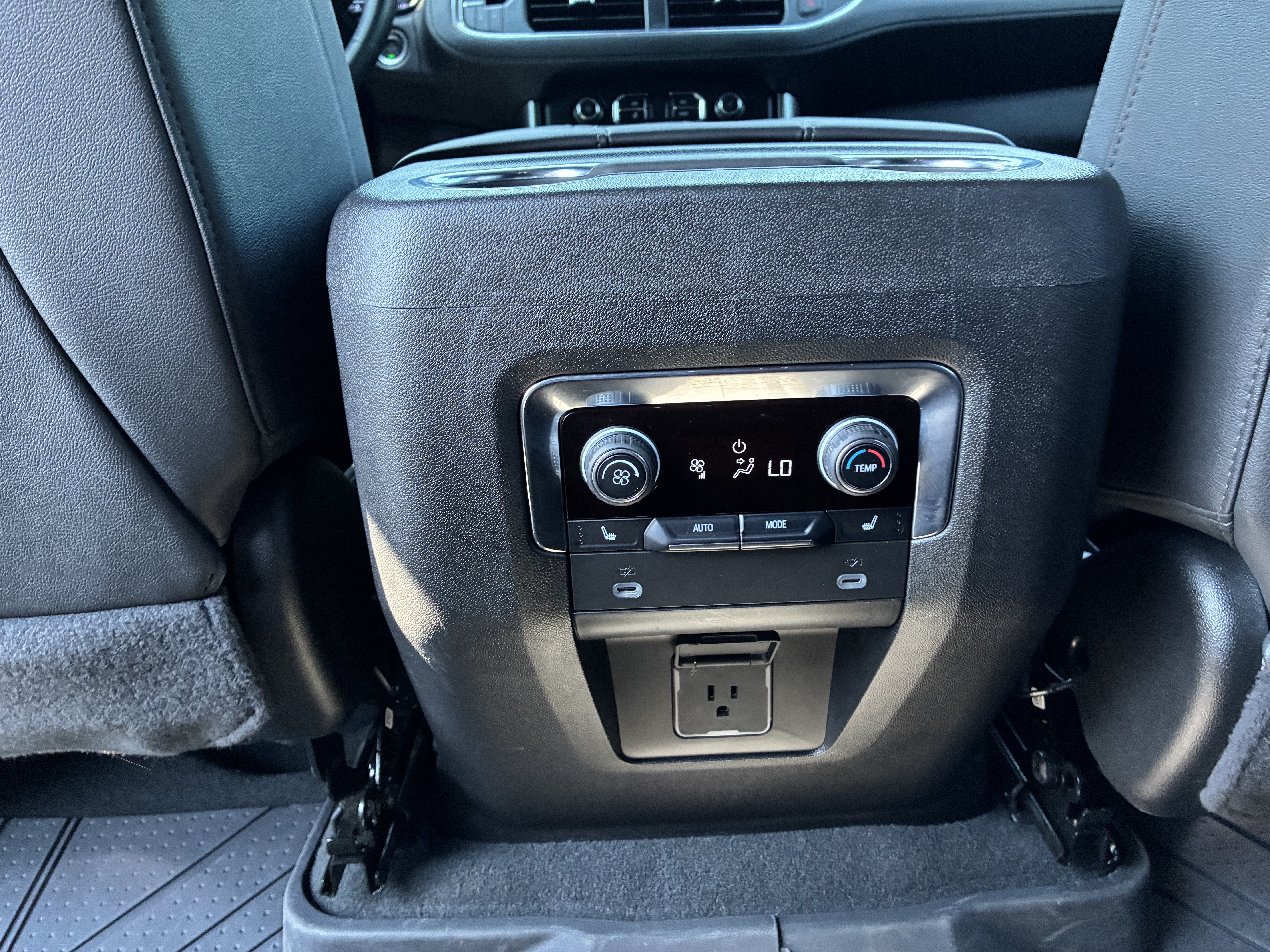 Used 2024 Chevrolet Tahoe LT w/ Luxury Package RWD image 17