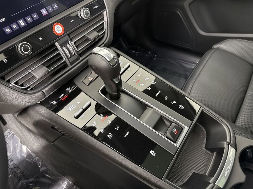 Certified 2025 Porsche Macan image 30