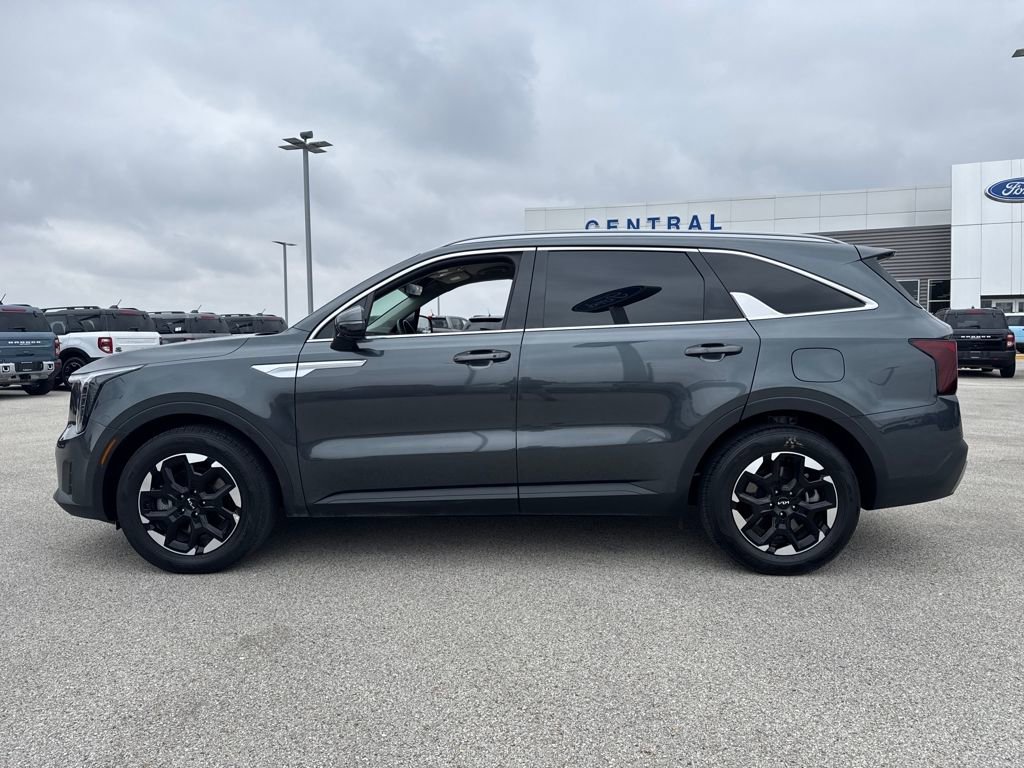 Used 2025 Kia Sorento S image 2