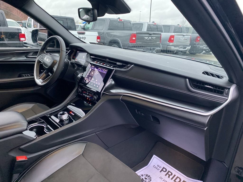 Used 2023 Jeep Grand Cherokee Altitude image 8