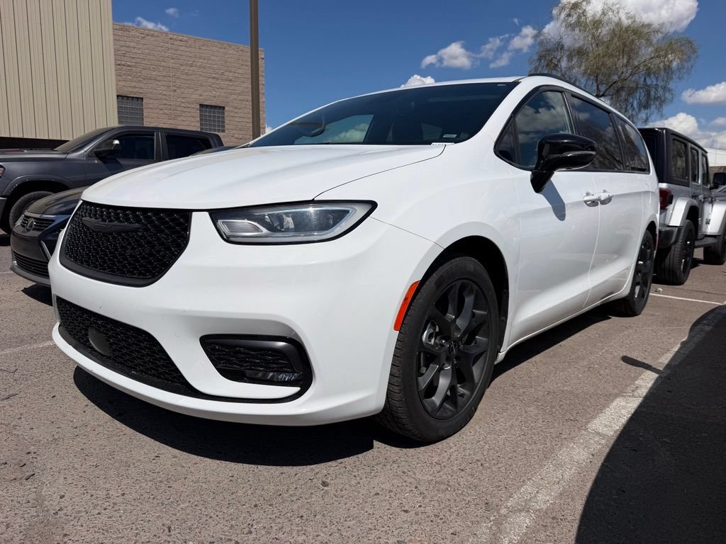 Used 2025 Chrysler Pacifica Limited