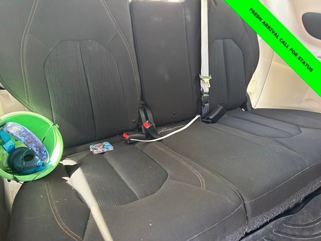 Used 2017 Chrysler Pacifica Touring FWD image 17
