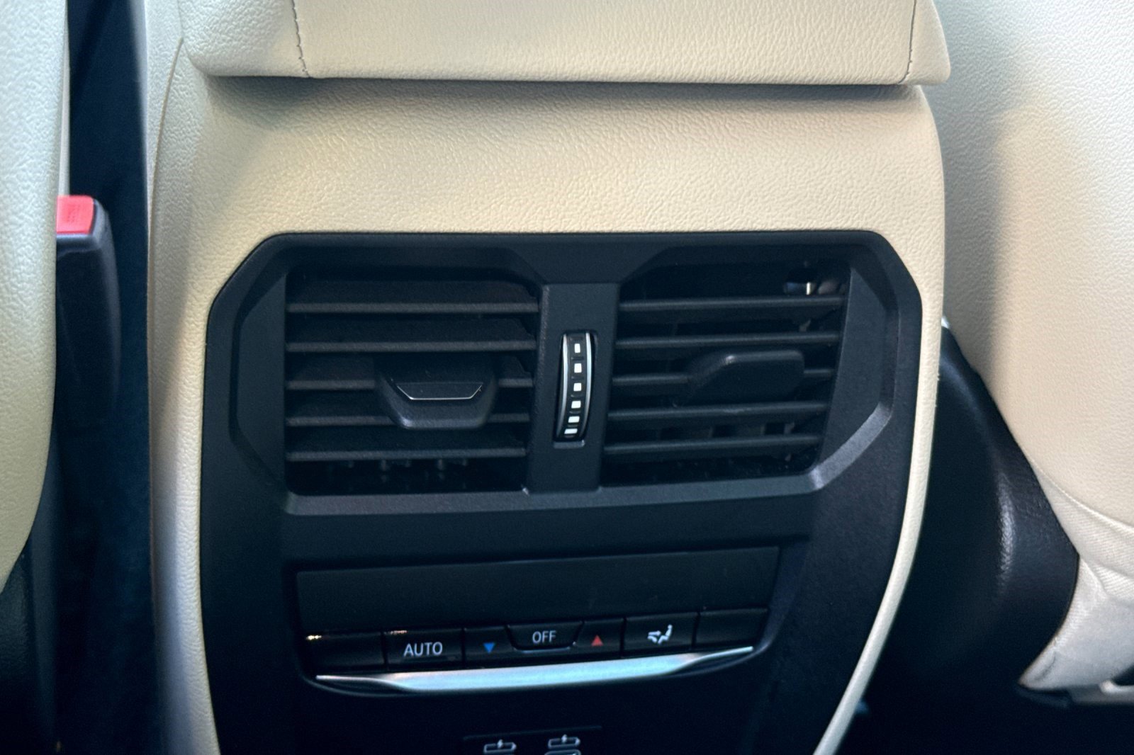 Used 2025 BMW 330i Sedan w/ Premium Package image 16