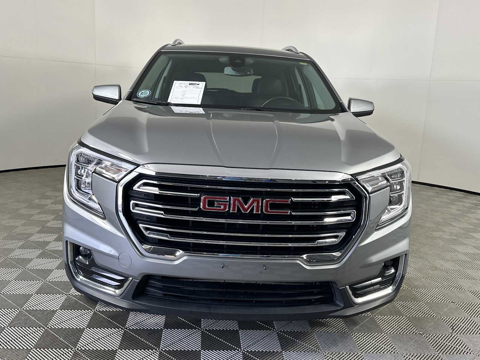 Used 2024 GMC Terrain SLT AWD/4WD image 3