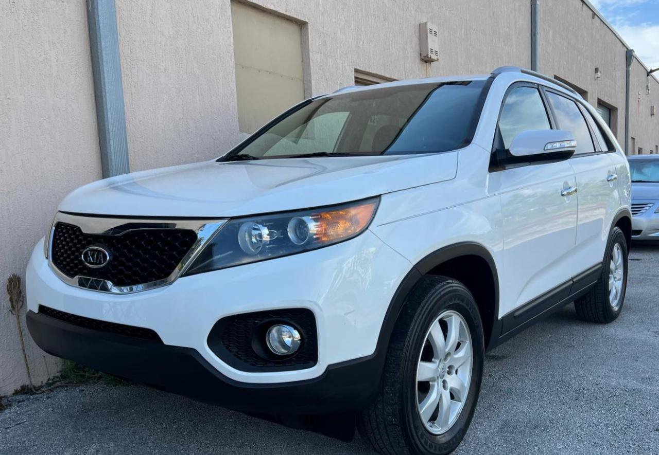 Used 2013 Kia Sorento LX w/ Convenience Pkg FWD image 2