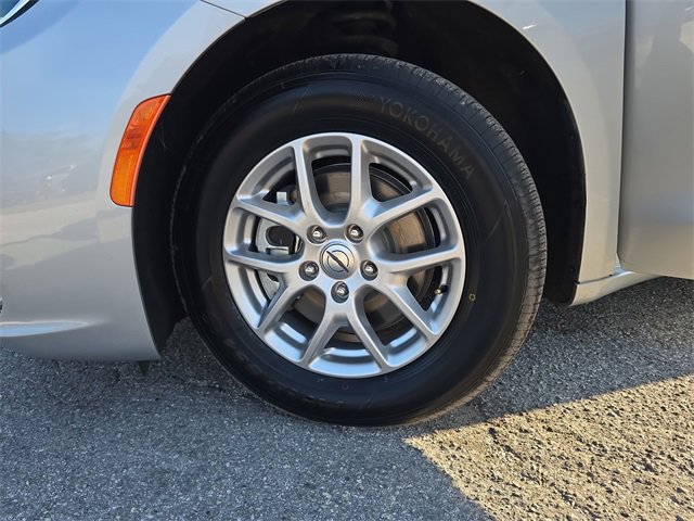 Certified 2024 Chrysler Pacifica Touring-L image 28