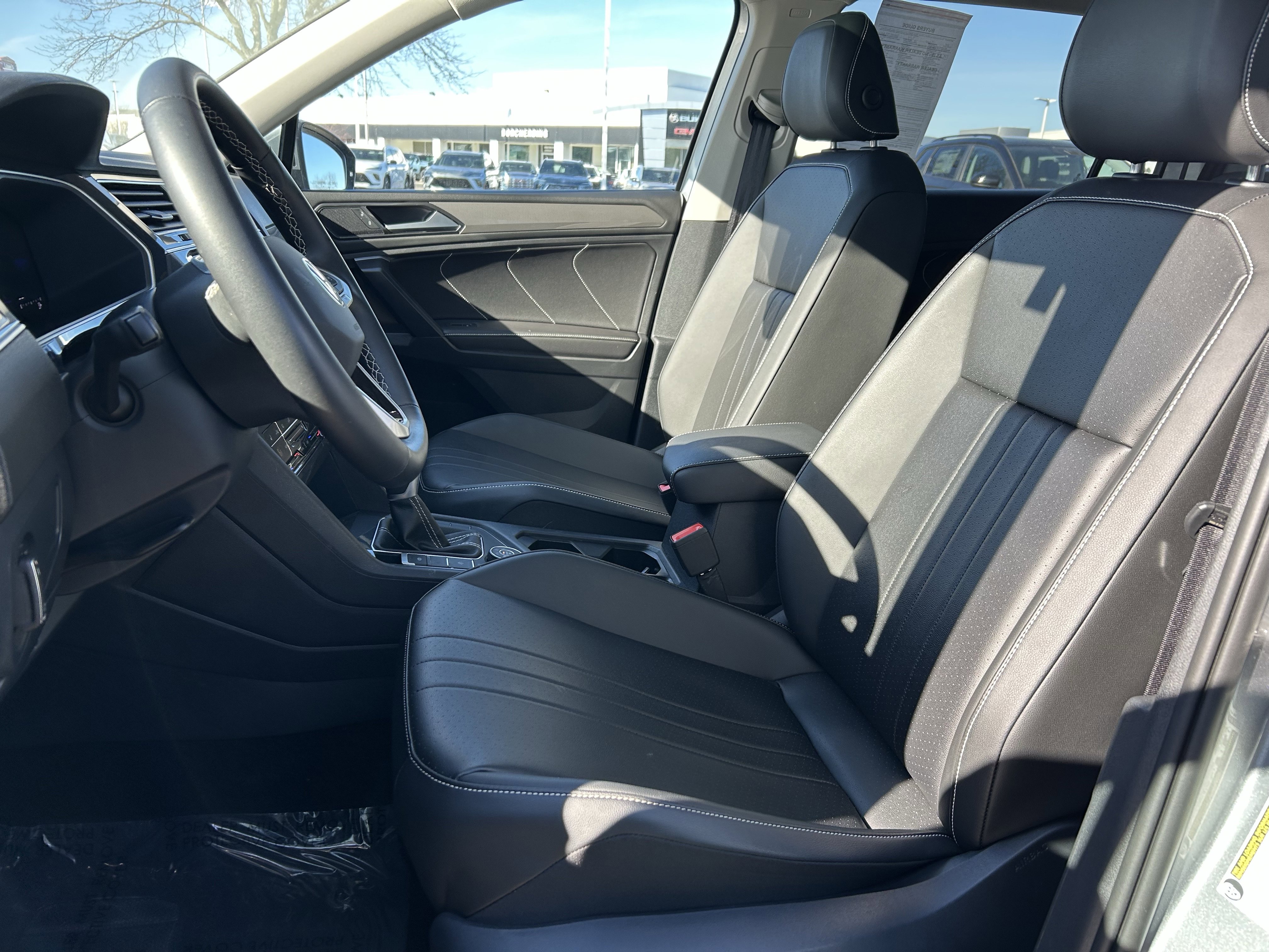 Used 2024 Volkswagen Tiguan SE w/ Panoramic Sunroof Package image 22