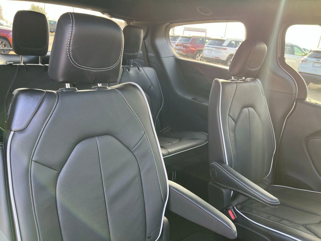 New 2026 Chrysler Pacifica Limited w/ S Appearance Package AWD/4WD image 16