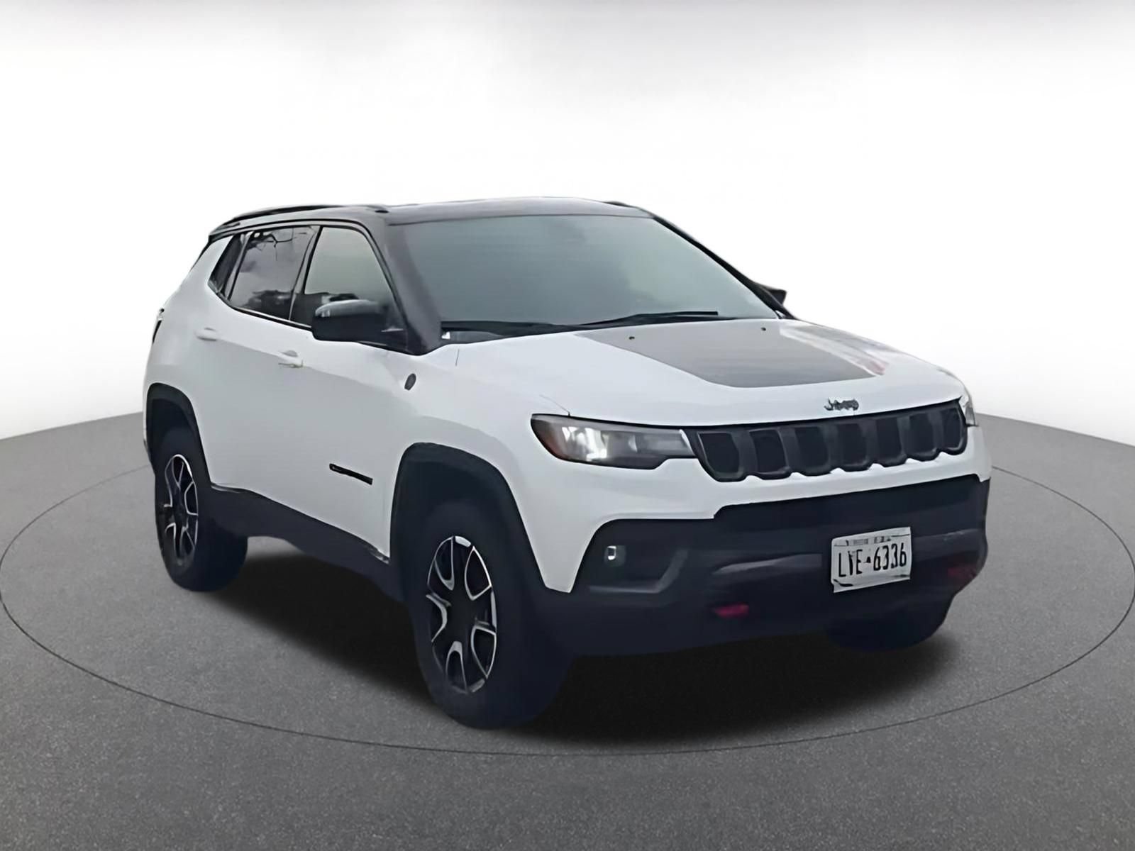 Used 2025 Jeep Compass Trailhawk AWD/4WD image 3
