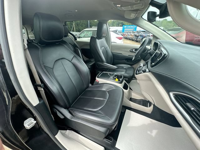 Used 2023 Chrysler Pacifica Touring-L FWD image 31