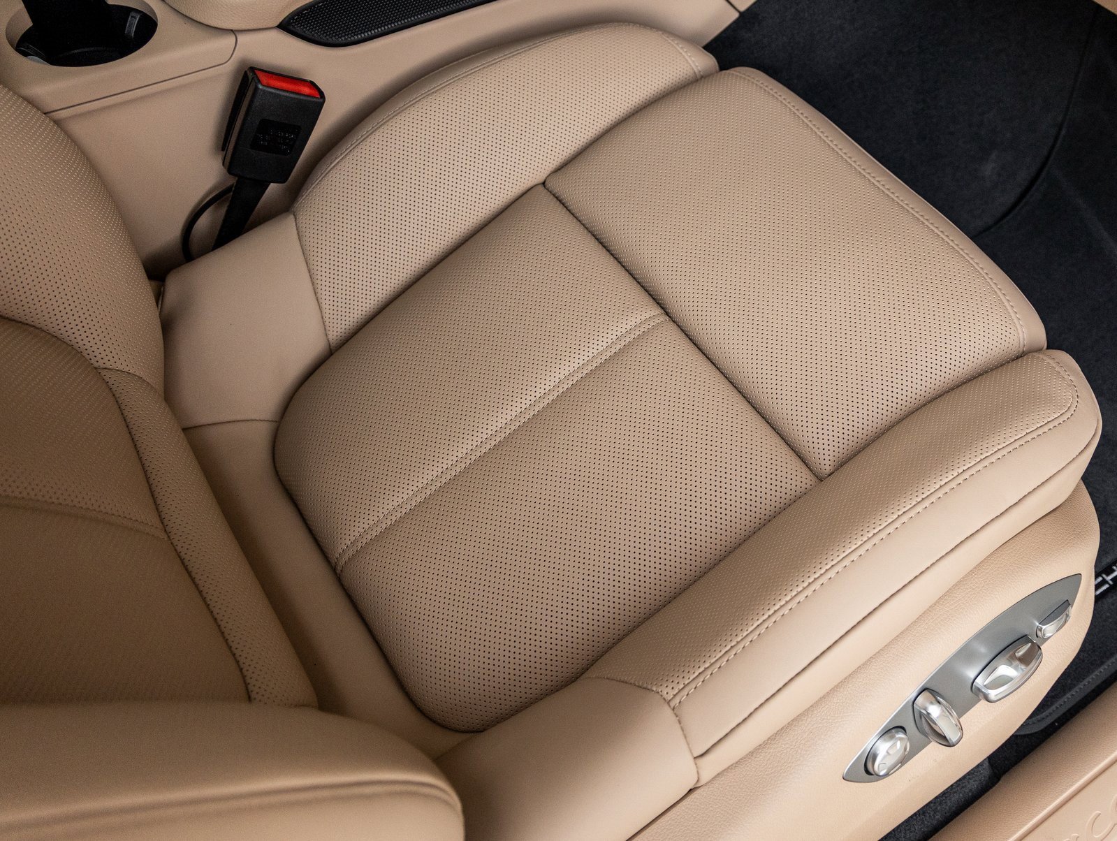 Used 2025 Porsche Macan image 39