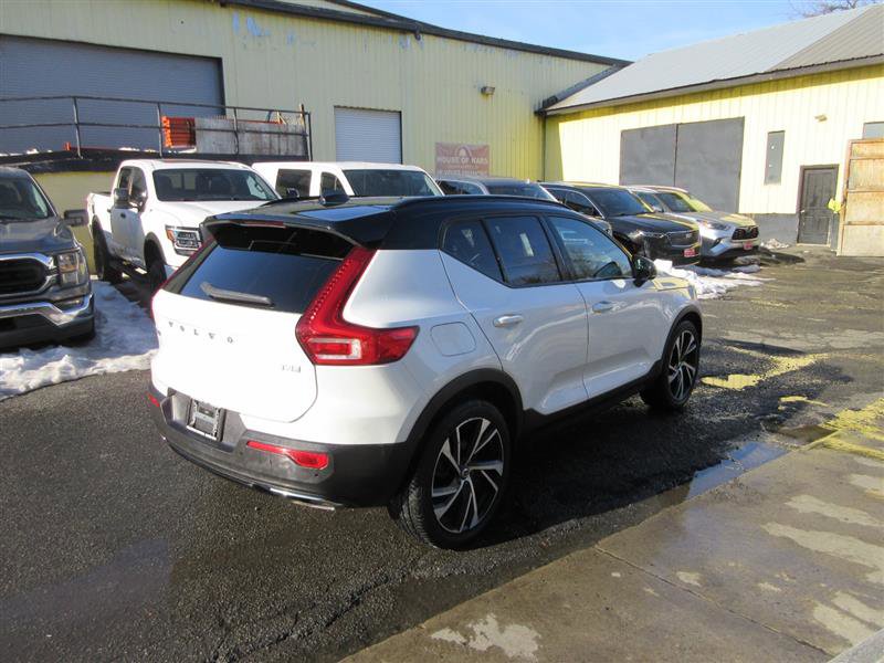 Used 2019 Volvo XC40 T4 R-Design image 8