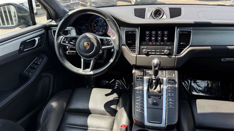 Used 2018 Porsche Macan Turbo AWD/4WD image 18