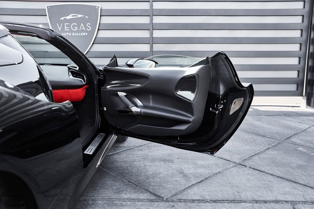 Used 2024 Ferrari SF90 Spider image 33