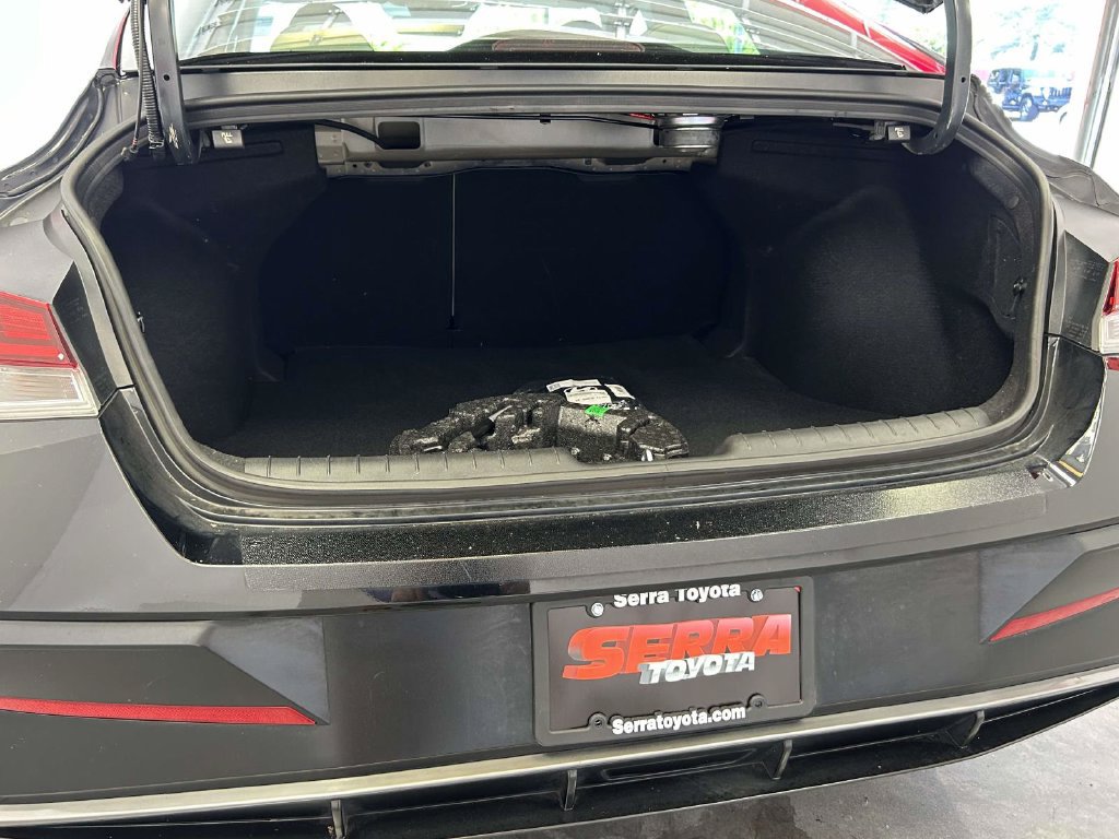 Used 2025 Hyundai Elantra Limited w/ Cargo Package FWD image 11