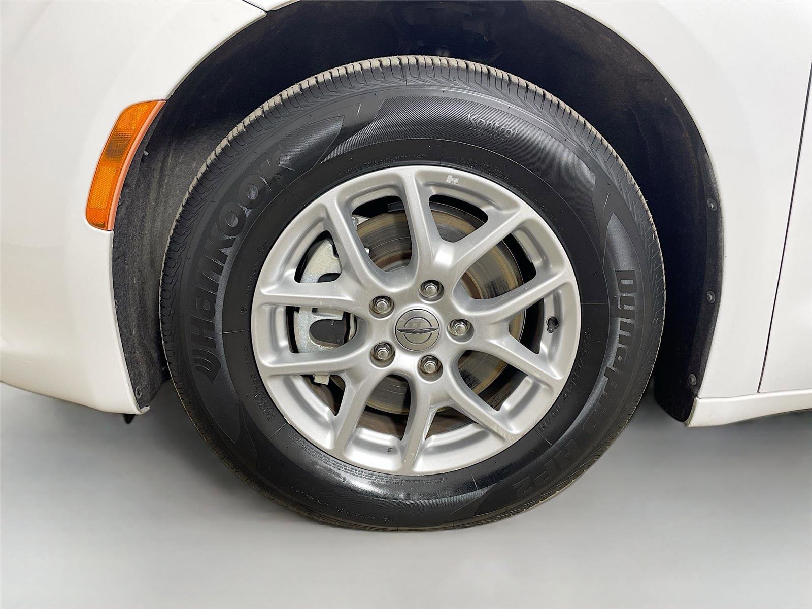 Used 2022 Chrysler Voyager LX image 29