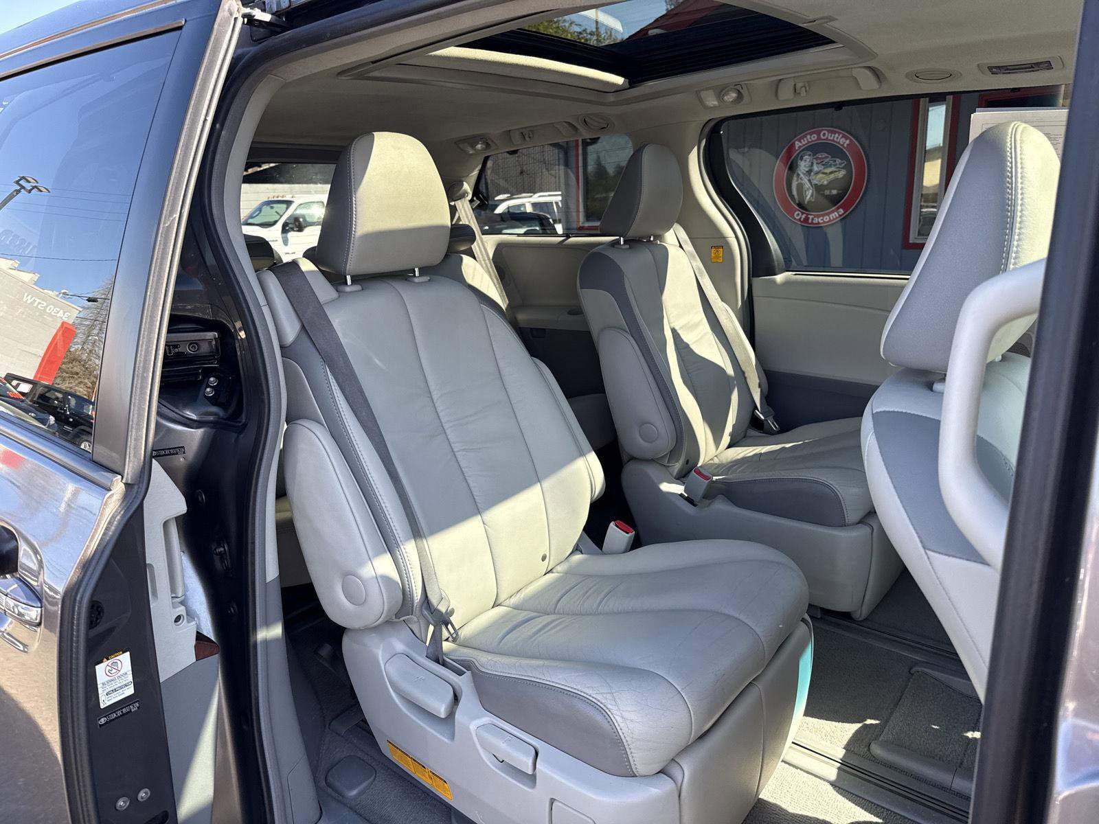 Used 2011 Toyota Sienna Limited image 19