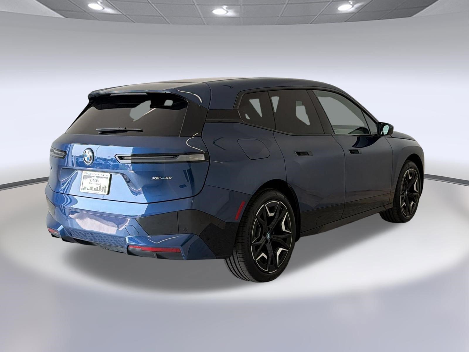 Used 2024 BMW iX xDrive50 w/ Premium Package AWD/4WD image 9