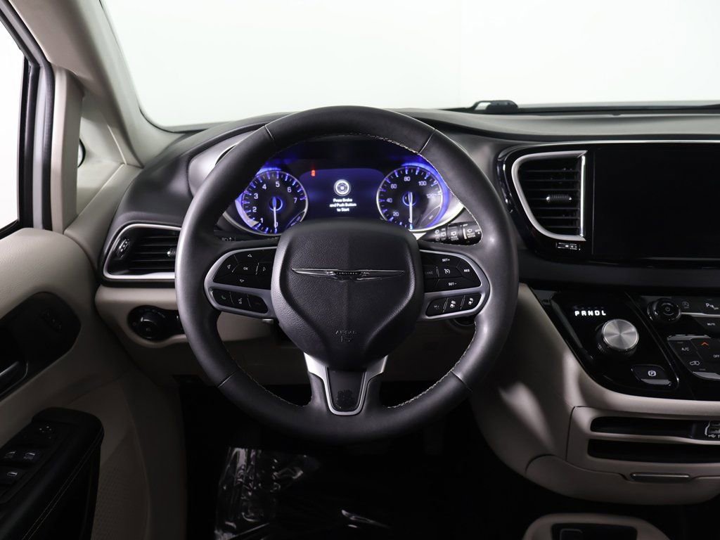 Used 2023 Chrysler Pacifica Touring-L image 39