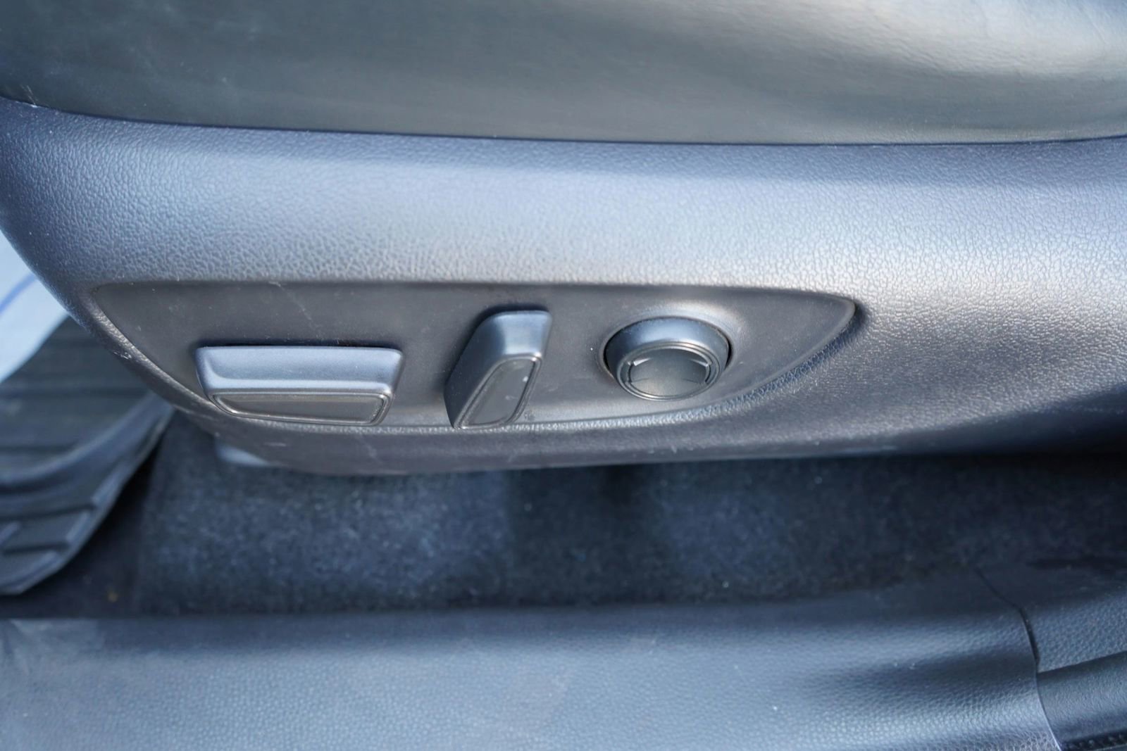 Used 2020 Toyota RAV4 Limited FWD image 16
