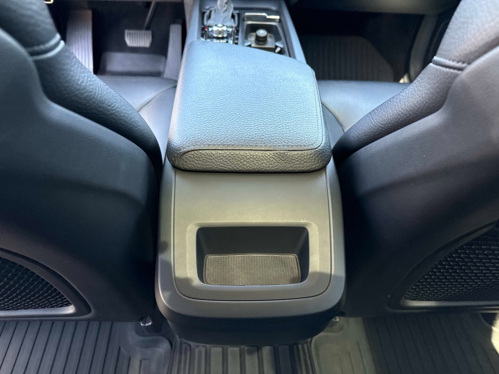 Used 2018 Volvo XC60 T5 Momentum w/ Convenience Package AWD/4WD image 17