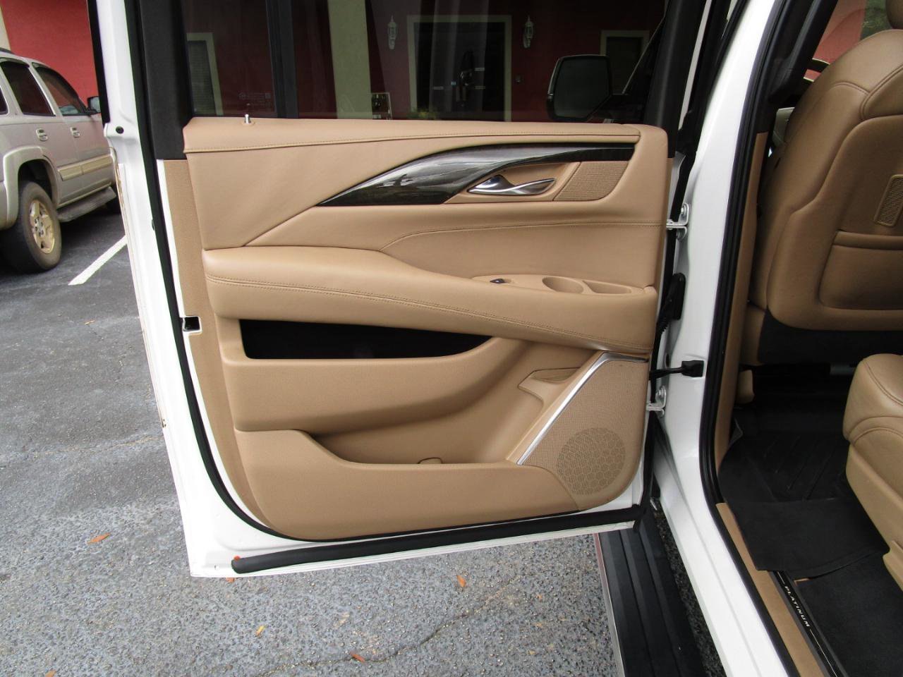 Used 2019 Cadillac Escalade ESV Platinum image 25