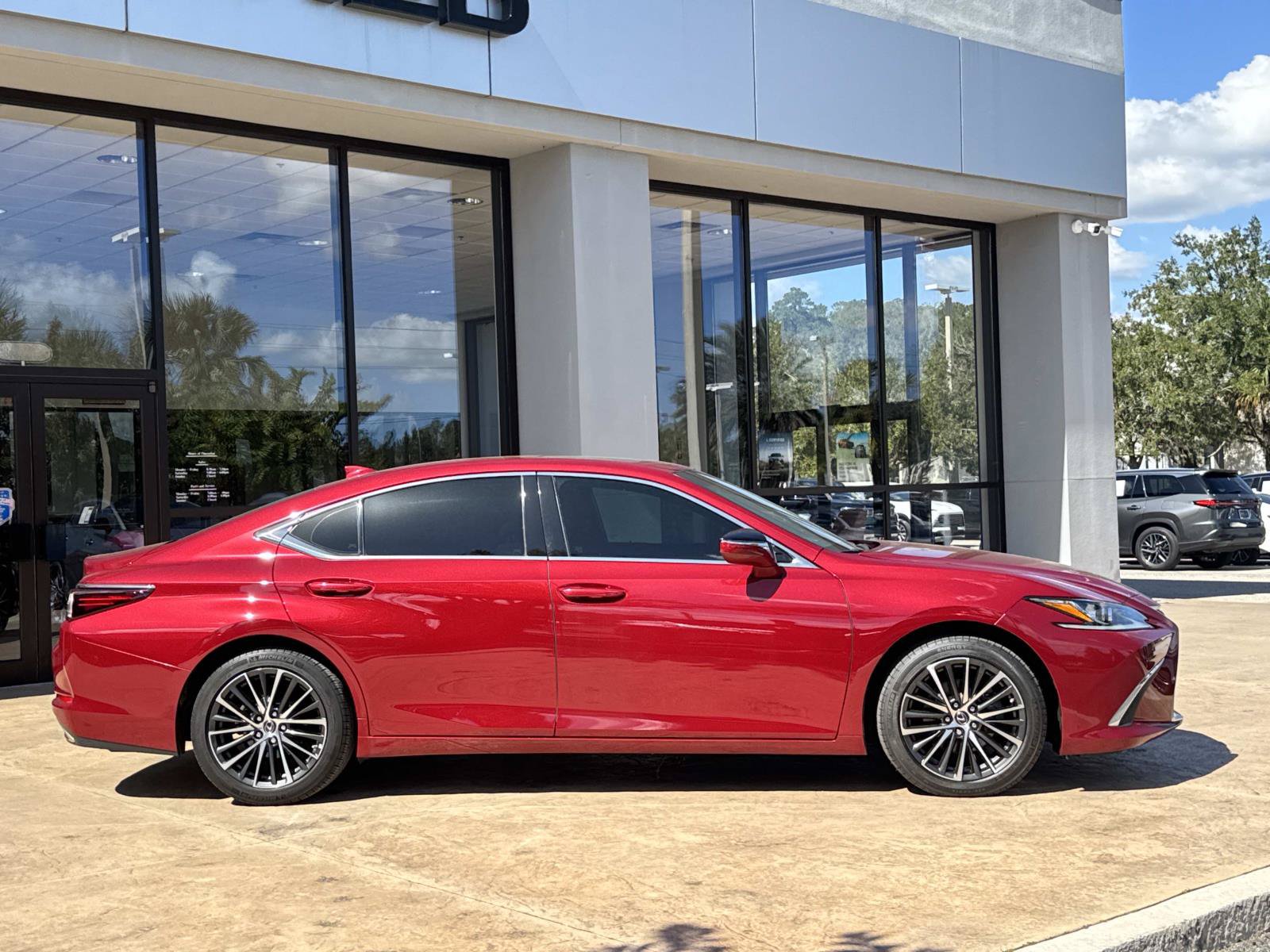 Used 2024 Lexus ES 350 w/ Premium Package FWD image 2