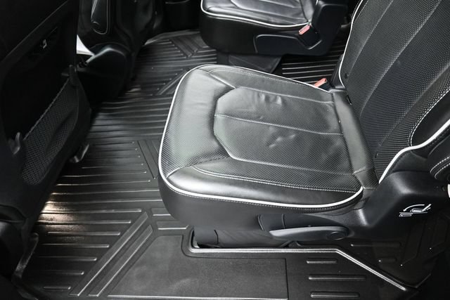 Used 2019 Chrysler Pacifica Limited w/ S Appearance Package FWD image 16