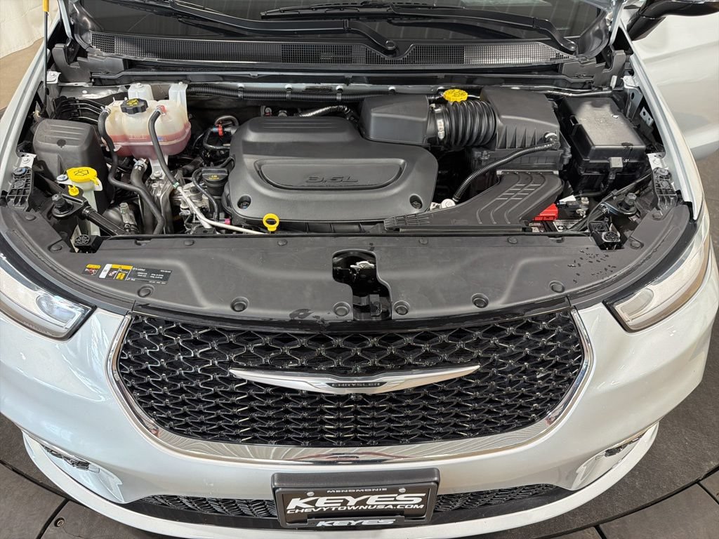 Used 2024 Chrysler Pacifica Touring-L FWD image 38