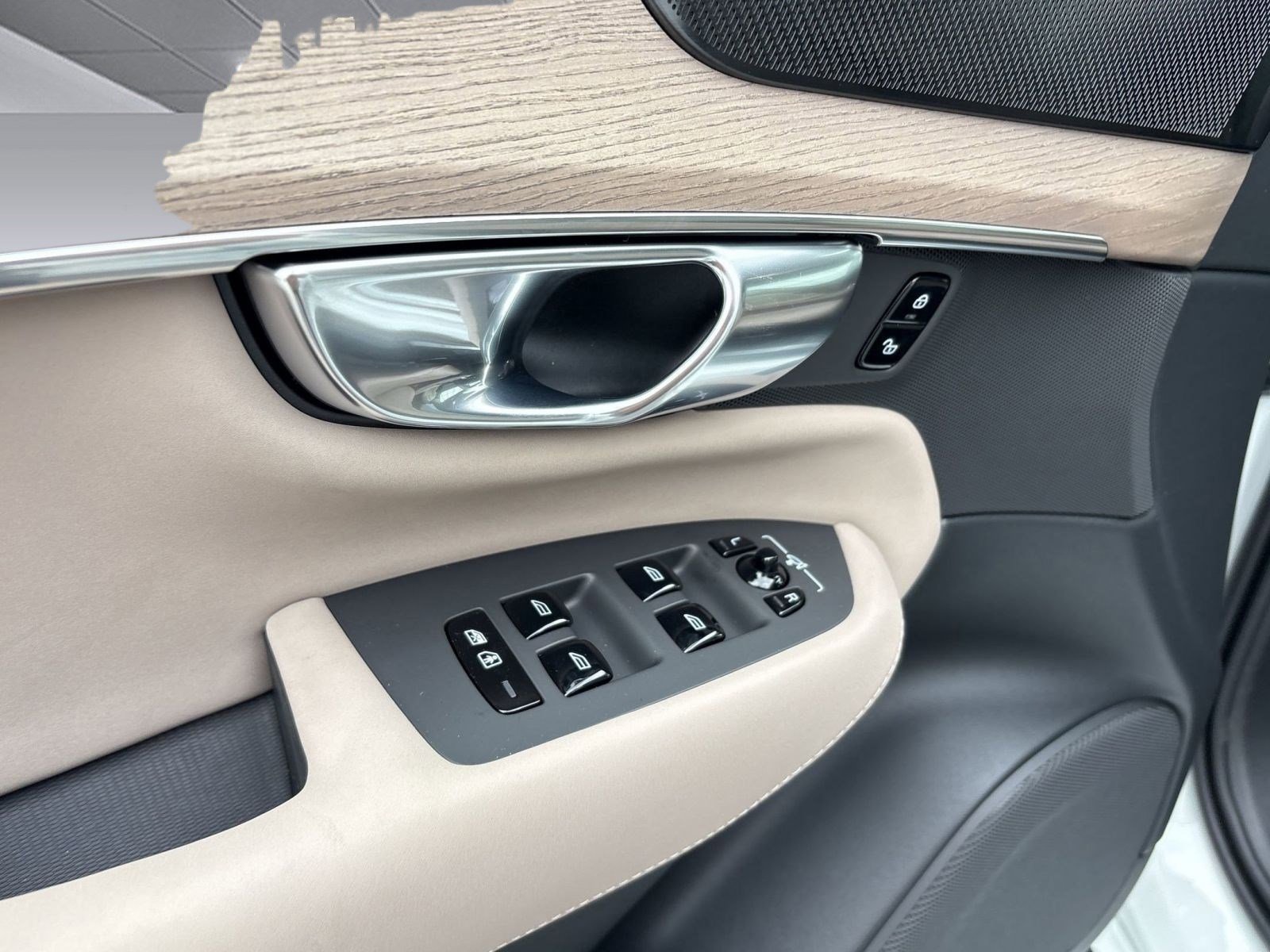 New 2026 Volvo XC90 B6 Ultra w/ Protection Package image 12