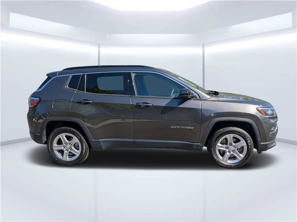Used 2023 Jeep Compass Latitude w/ Convenience Group AWD/4WD image 2