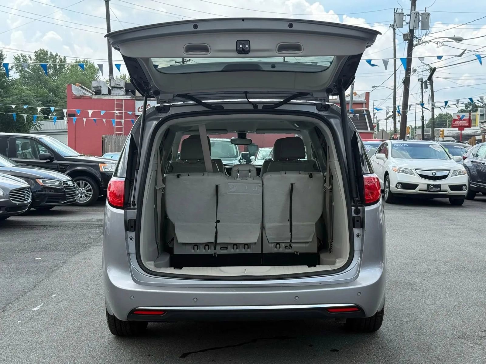 Used 2017 Chrysler Pacifica Touring-L w/ Tire & Wheel Group image 9