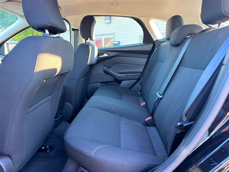 Used 2016 Ford Focus SE w/ SE Sport Package FWD image 17