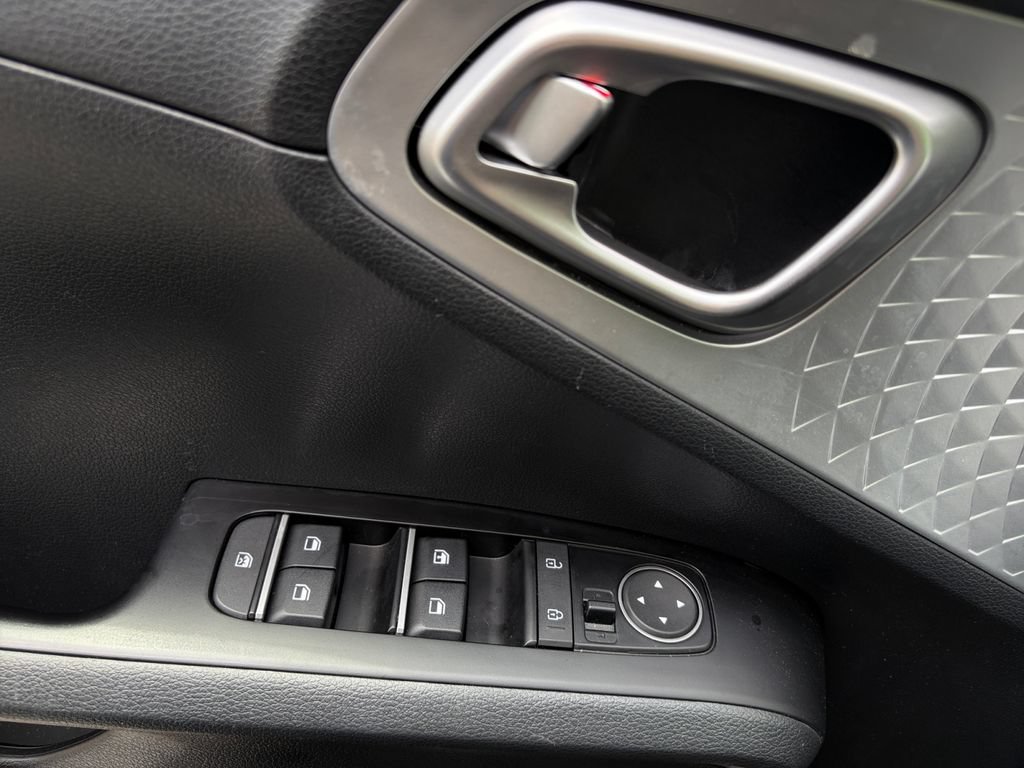 Used 2025 Kia Soul LX w/ LX Technology Package FWD image 25