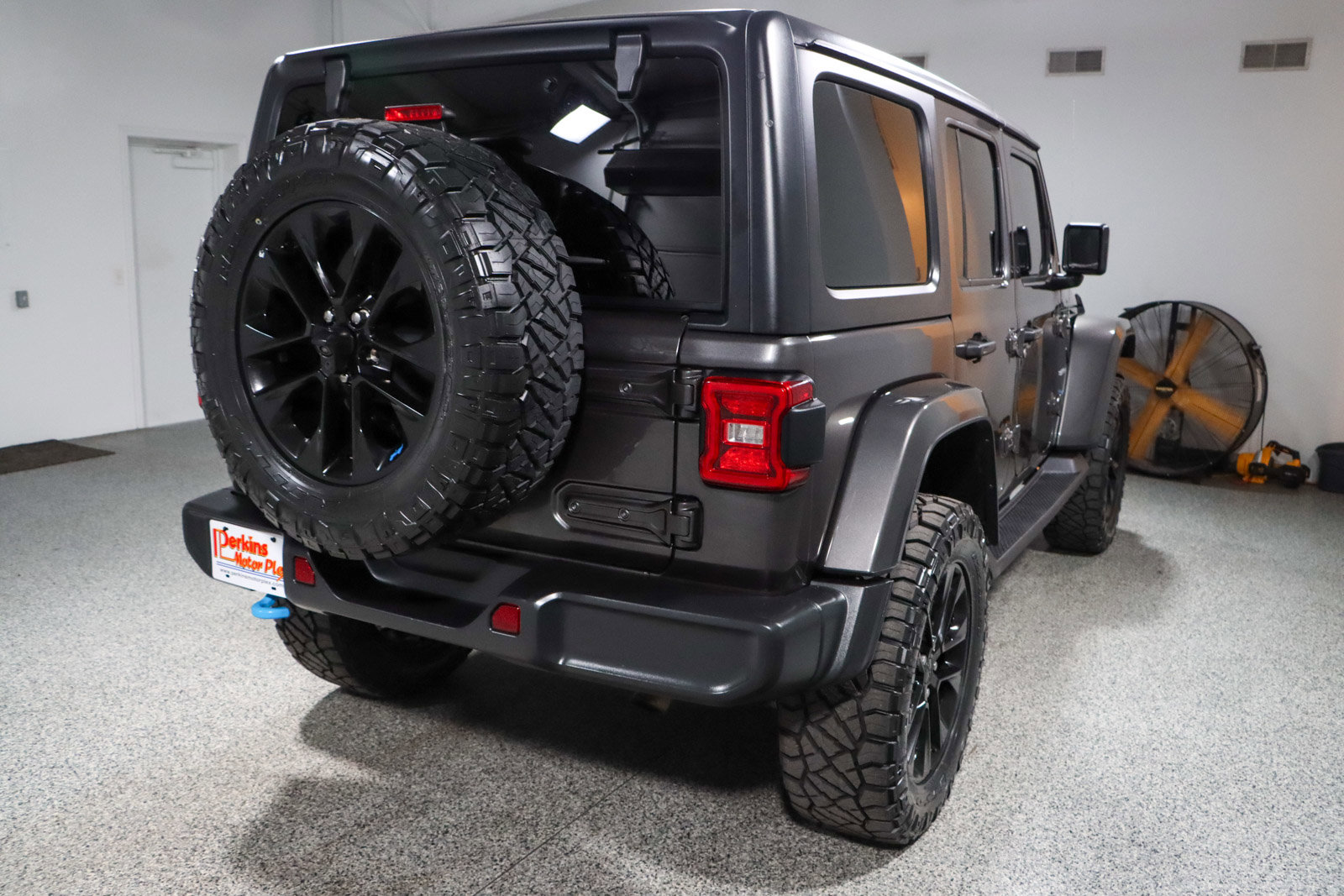 Used 2023 Jeep Wrangler Unlimited Sahara w/ Cold Weather Group AWD/4WD image 8