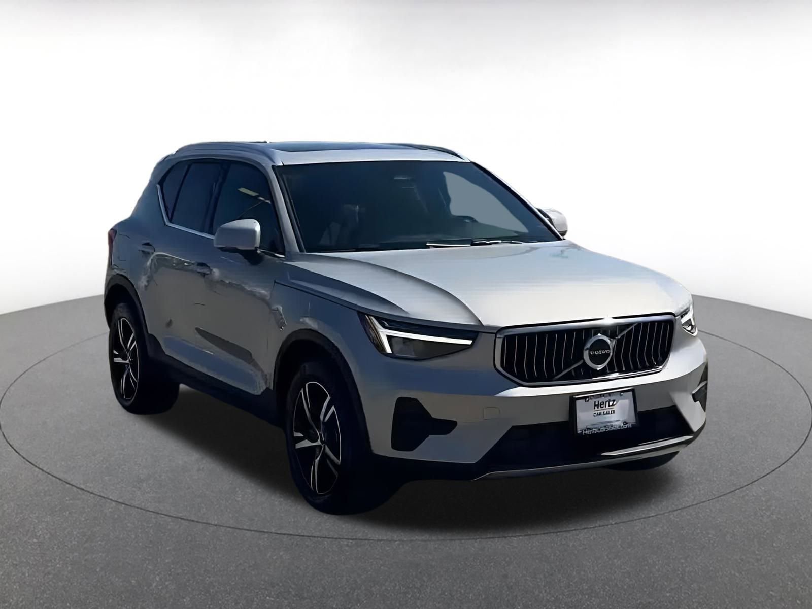 Used 2024 Volvo XC40 B5 Core image 2