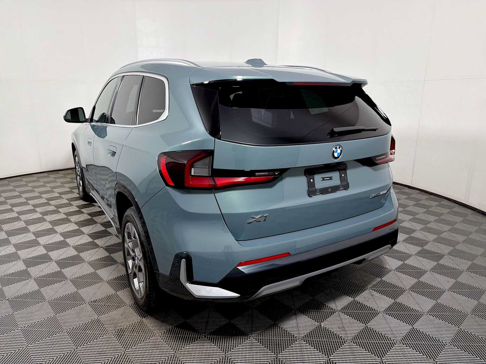 Used 2023 BMW X1 xDrive28i w/ Convenience Package AWD/4WD image 5