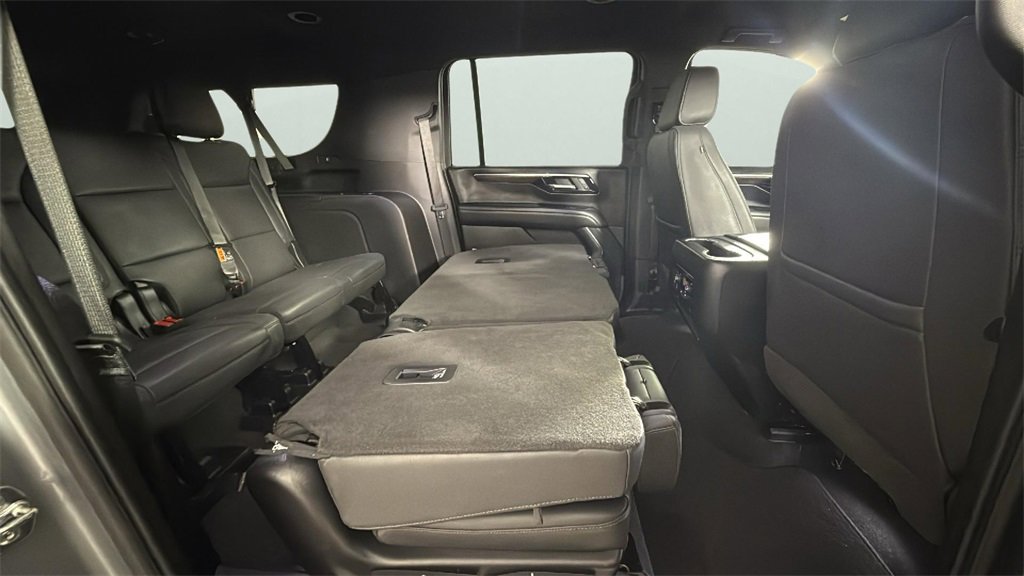 Used 2025 Chevrolet Suburban Z71 image 33
