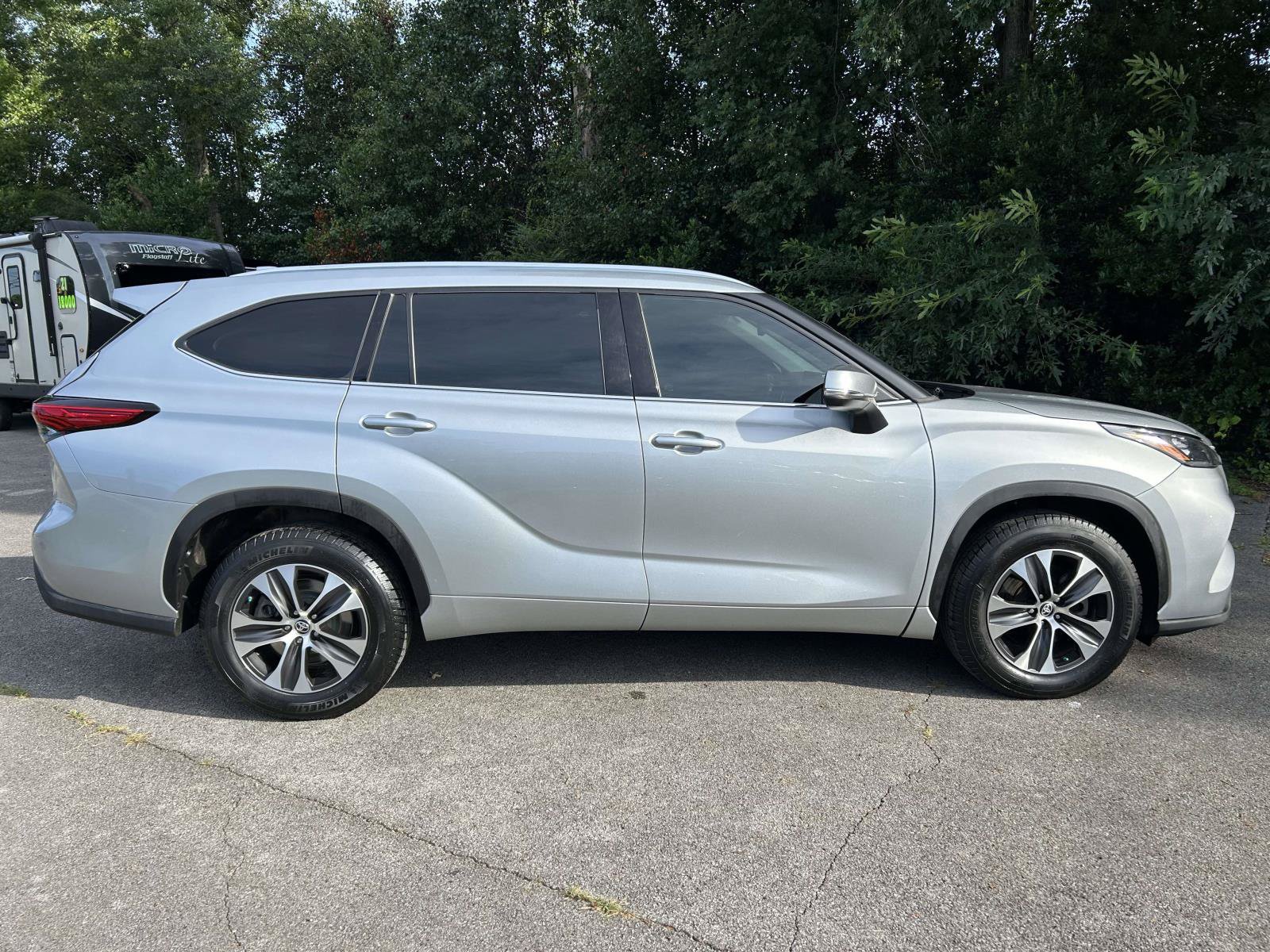 Used 2020 Toyota Highlander XLE FWD image 2