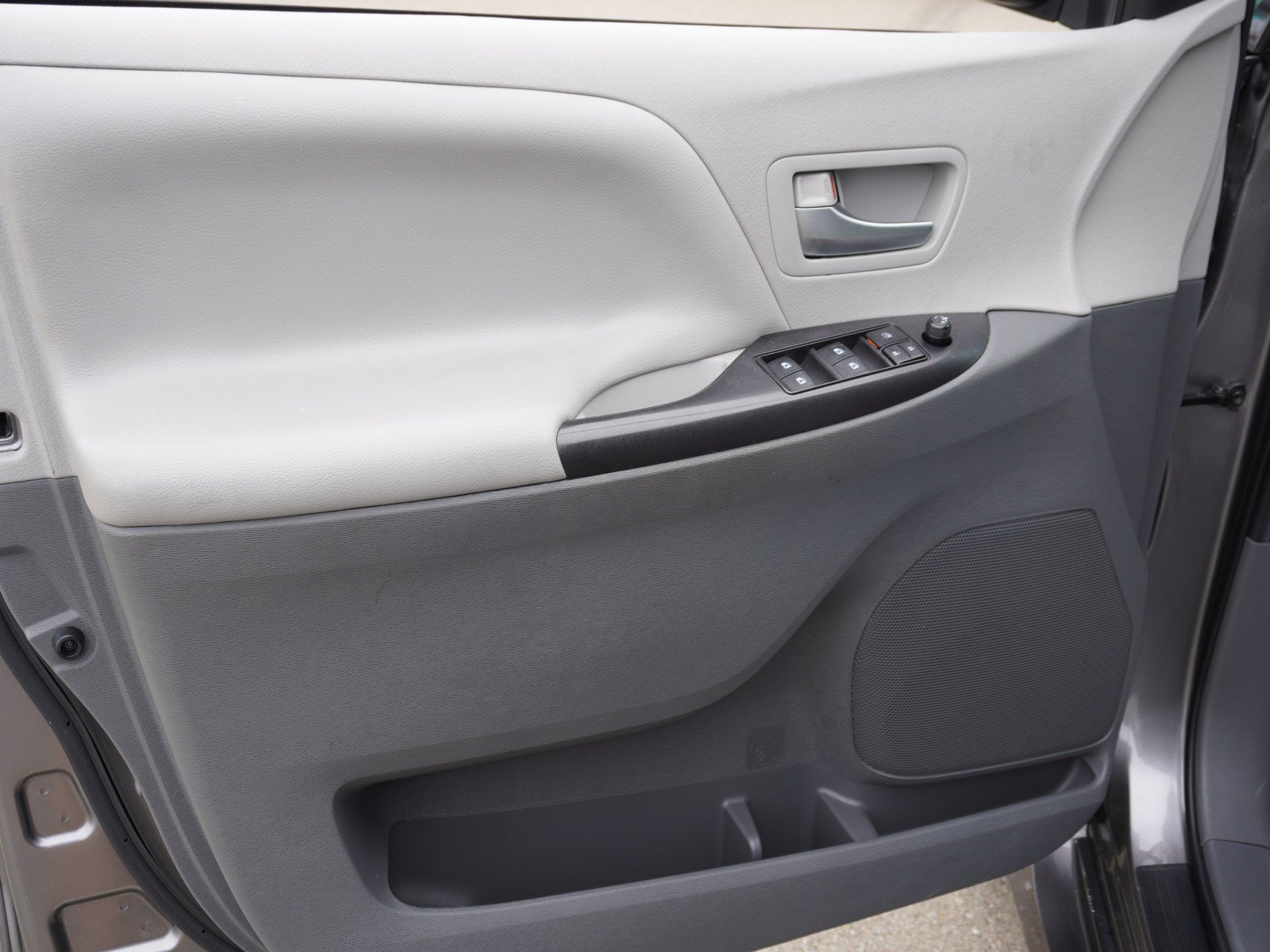 Used 2020 Toyota Sienna LE w/ Carpet Mat Package FWD image 19