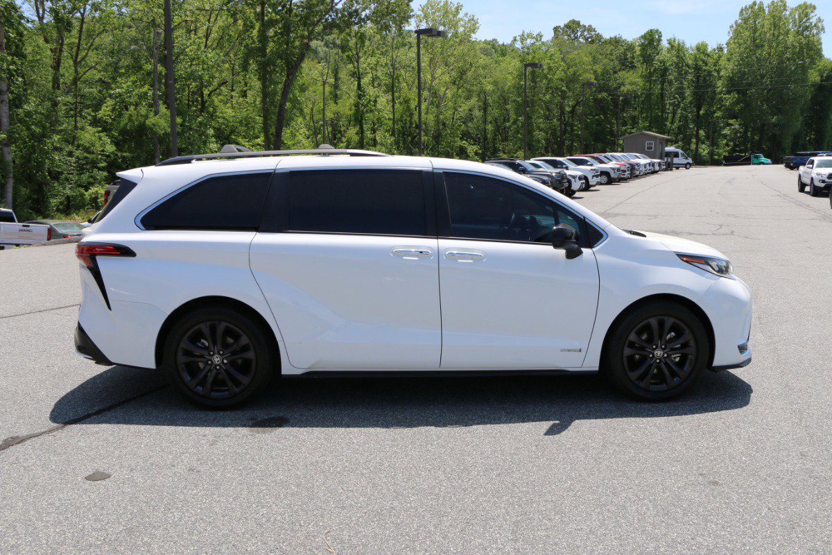 Used 2021 Toyota Sienna XSE FWD image 9