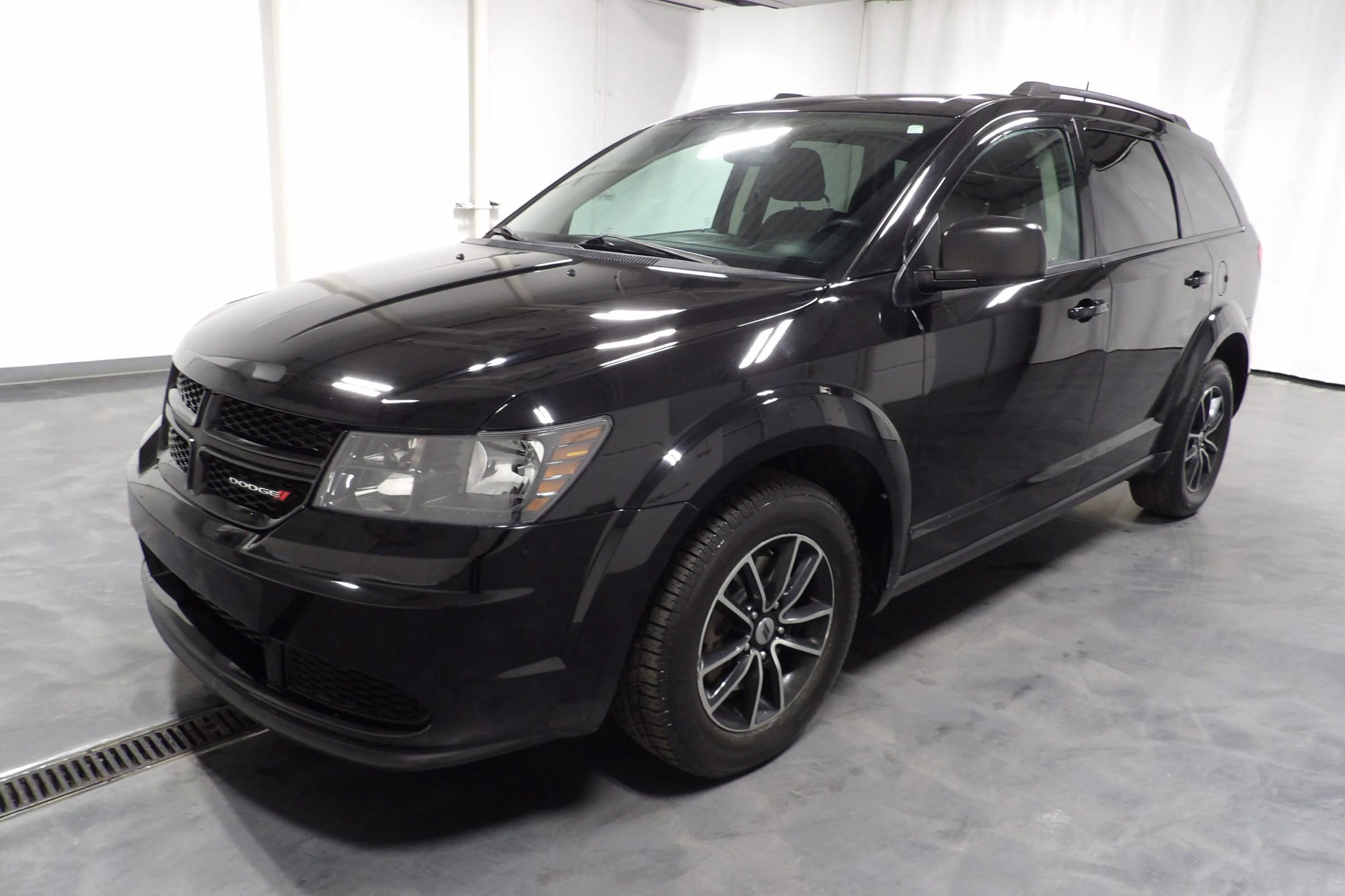Used 2018 Dodge Journey SE w/ Blacktop Package image 3
