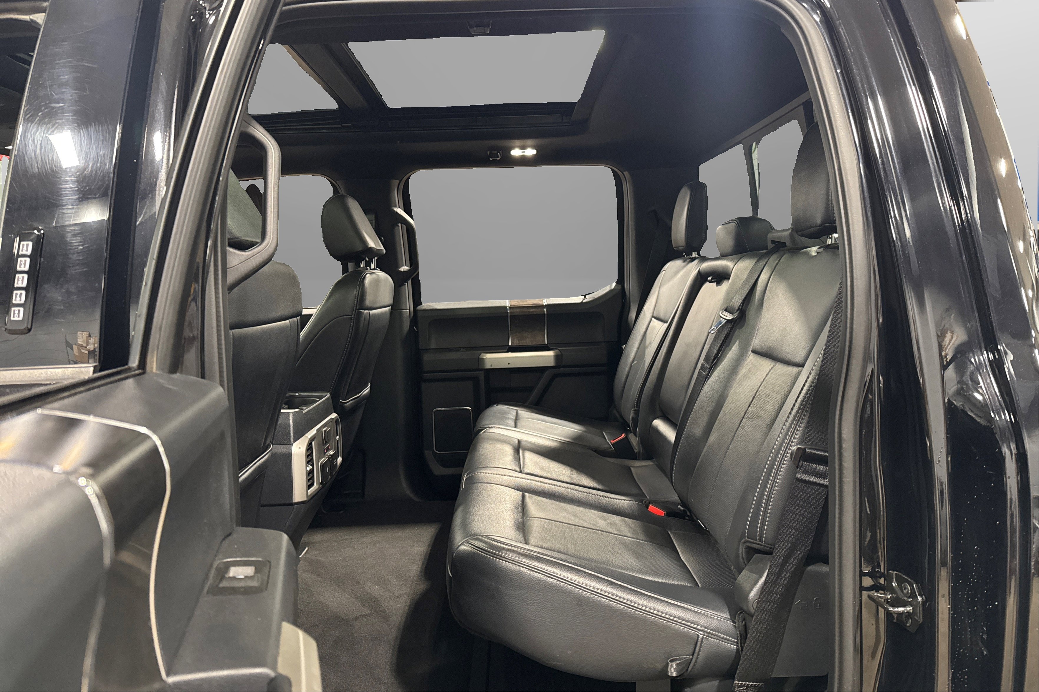 Used 2022 Ford F250 Lariat w/ Black Appearance Package image 42