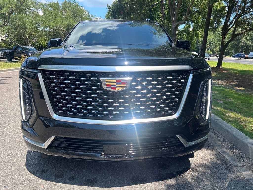 Used 2026 Cadillac Escalade Luxury AWD/4WD image 3